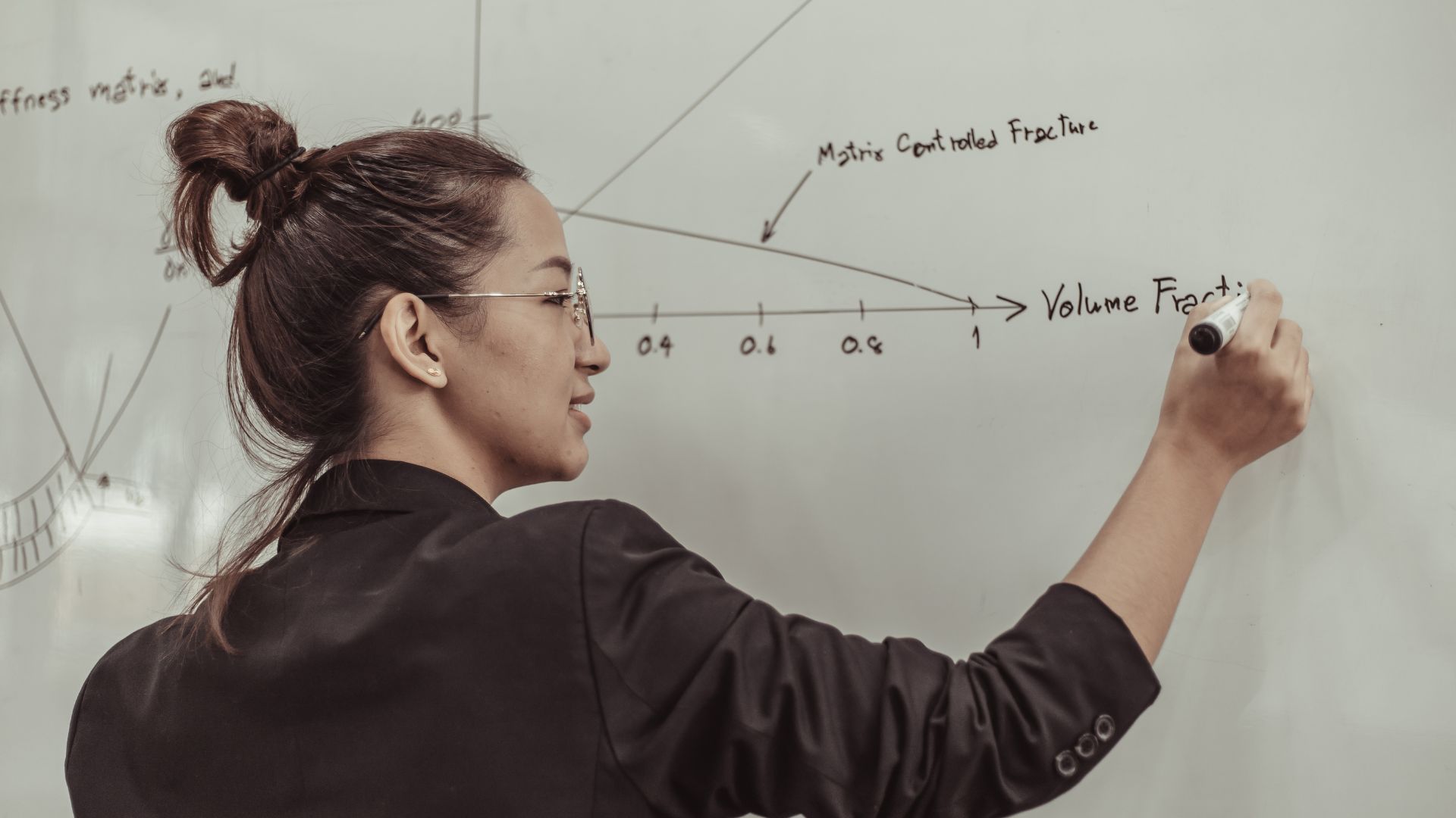 Docente explicando contenidos en una sesión formativa